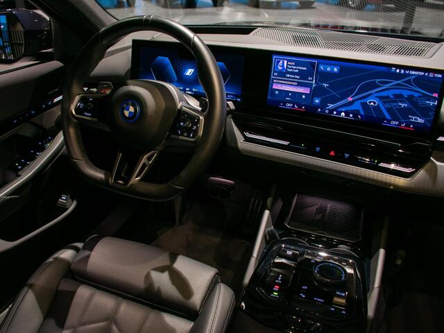 BMW 5-SERIE Touring 530e l Trekhaak l M-sport l Schuif-/kantel pano dak l Adaptive LED l Head-Up l 360 Camera l Stoelventilatie