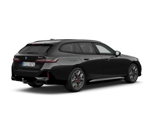 BMW 5-SERIE Touring 550e xDrive M Sportpakket Pro | Travel Pack | Panoramadak | Trekhaak | Bowers & Wilkins