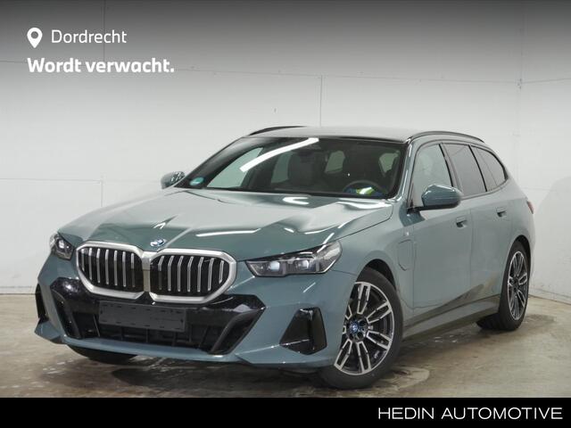 BMW 5-SERIE Touring 530e M-Sport | Panorama | Trekhaak | Driving Assistant Plus | | Active Seat Ventilation | Harman Kardon