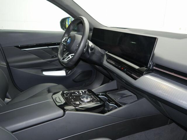 BMW 5-SERIE Touring 530e M-Sport | Panorama | Trekhaak | Driving Assistant Plus | | Active Seat Ventilation | Harman Kardon