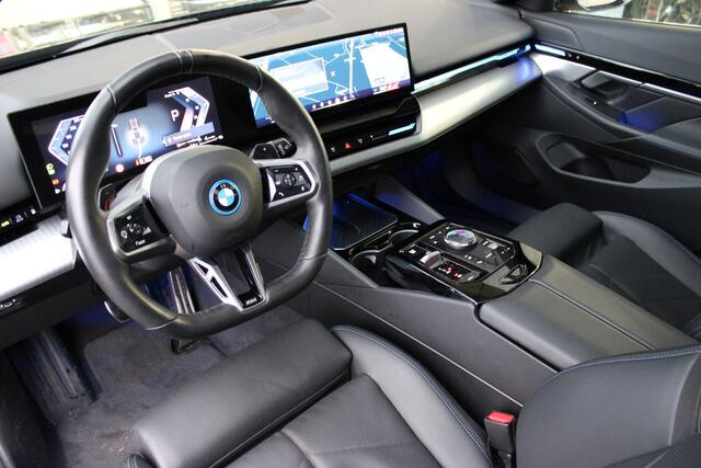 BMW 5-SERIE Touring 530e M Sport Automaat / Panoramadak / Trekhaak / Achteruitrijcamera / Adaptieve LED / M Sportonderstel / Stoelverwarming