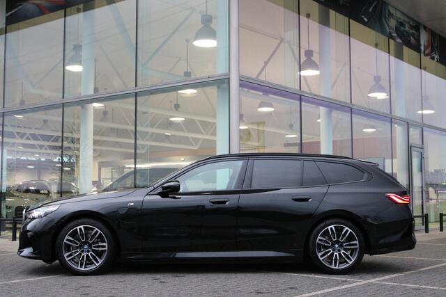 BMW 5-SERIE Touring 530e M Sport Automaat / Panoramadak / Trekhaak / Achteruitrijcamera / Adaptieve LED / M Sportonderstel / Stoelverwarming
