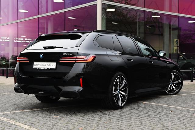 BMW 5-SERIE Touring 530e M Sport Automaat / Trekhaak / Adaptieve LED / Parking Assistant Plus / Stoelventilatie / Comfort Access / Live Cockpit Professional