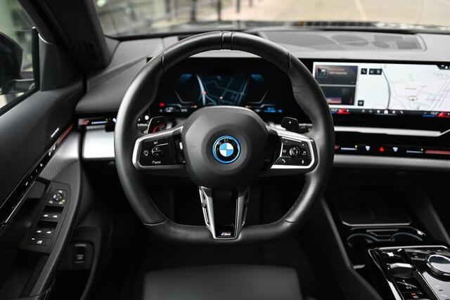BMW 5-SERIE Touring 530e M Sport Automaat / Trekhaak / Adaptieve LED / Parking Assistant Plus / Stoelventilatie / Comfort Access / Live Cockpit Professional