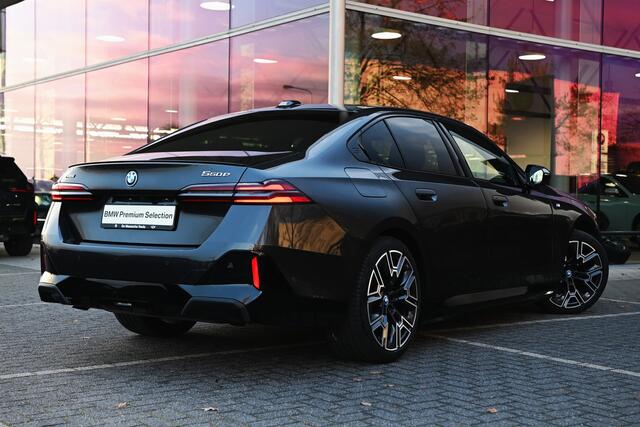 BMW 5-SERIE 550e xDrive M Sport Automaat / Trekhaak / Bowers & Wilkins / Parking Assistant Professional / Adaptieve LED / Stoelventilatie / Adaptief onderstel professional