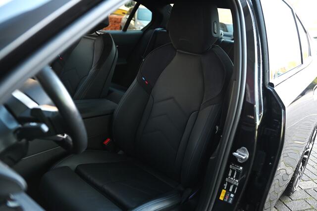 BMW 5-SERIE 550e xDrive M Sport Automaat / Trekhaak / Bowers & Wilkins / Parking Assistant Professional / Adaptieve LED / Stoelventilatie / Adaptief onderstel professional