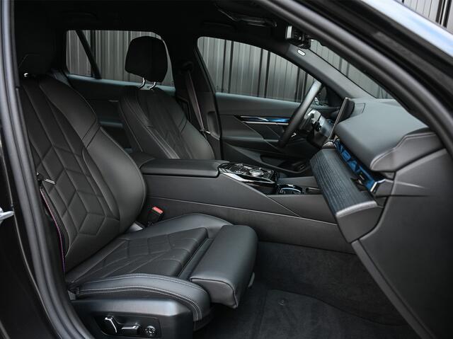 BMW 5-SERIE Touring 530e xDRIVE | M-SPORT | HARMAN/KAROND | PANORAMADAK | COMFORT ACCESS | TREKHAAK | SHADOW-LINE | DAB+ | ICONIC GLOW | ADAPTIVE LED | MEMORY SEATS | AMBIANCE INTERIEUR | ACTIVE CRUISE | DAB+ | M-SPORT SUSPENSION | MEMORY SEATS