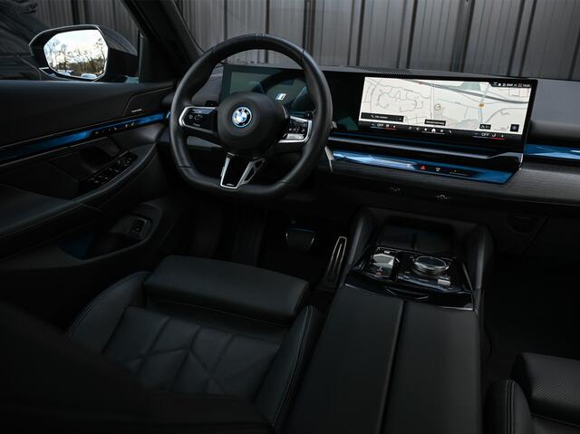 BMW 5-SERIE Touring 530e xDRIVE | M-SPORT | HARMAN/KAROND | PANORAMADAK | COMFORT ACCESS | TREKHAAK | SHADOW-LINE | DAB+ | ICONIC GLOW | ADAPTIVE LED | MEMORY SEATS | AMBIANCE INTERIEUR | ACTIVE CRUISE | DAB+ | M-SPORT SUSPENSION | MEMORY SEATS