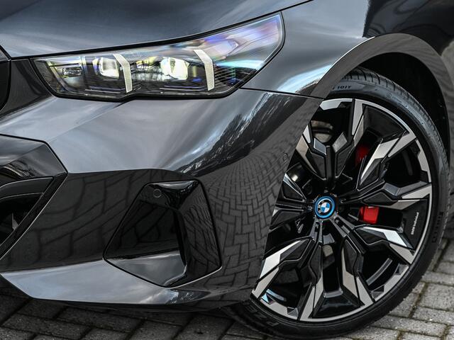 BMW 5-SERIE Touring 530e xDRIVE | M-SPORT | HARMAN/KAROND | PANORAMADAK | COMFORT ACCESS | TREKHAAK | SHADOW-LINE | DAB+ | ICONIC GLOW | ADAPTIVE LED | MEMORY SEATS | AMBIANCE INTERIEUR | ACTIVE CRUISE | DAB+ | M-SPORT SUSPENSION | MEMORY SEATS