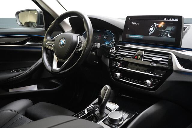 BMW 5-SERIE Touring 530e Business Edition Plus | Trekhaak | Stuurverwachting | Adaptive cruise | Navigatie