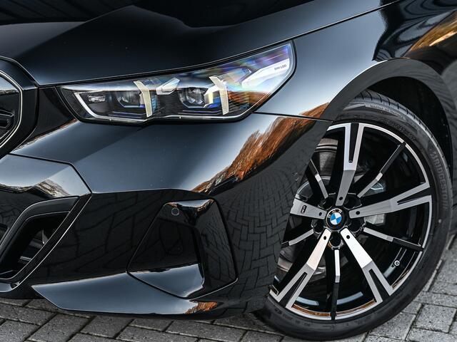 BMW 5-SERIE Touring 530e XDRIVE | SHADOW LINE | M-SPORT | COMFORT ACCESS | BOWERS & WILKINS | STUUR- EN STOELVERWARMING | ICONIC GRILL | ACTIVE CRUISE | 360 CAMERA | AMBIANCE | ASSISTANCE PLUS PAKKET | LEDER | EL. TREKHAAK