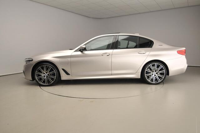 BMW 5-SERIE Sedan 530e M-Sportpakket / Schuifdak / Comfort stoelen / Head-up / Park assist / Alu wielen 20 inch
