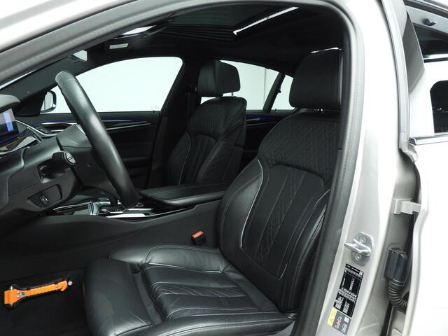 BMW 5-SERIE Sedan 530e M-Sportpakket / Schuifdak / Comfort stoelen / Head-up / Park assist / Alu wielen 20 inch
