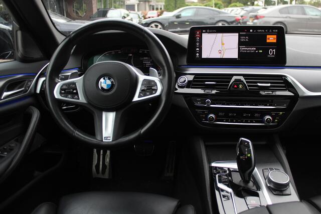 BMW 5-SERIE 530e xDrive High Exe. M Sport / Schuifdak / Camera / Head-up / 19'' / CarPlay / Harman Kardon / Leder / Dodehoek / Stoelverwarming4x / ACC