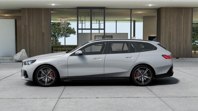 BMW 5-SERIE Touring 530e M Sport Automaat / Trekhaak / Achteruitrijcamera / Adaptieve LED / Parking Assistant / Stoelverwarming