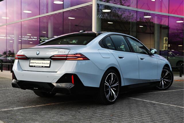 BMW 5-SERIE 550e xDrive High Executive M Sport Automaat / Panoramadak / Adaptief onderstel professional / Adaptieve LED / Parking Assistant Plus / Harman-Kardon / Stoelverwarming