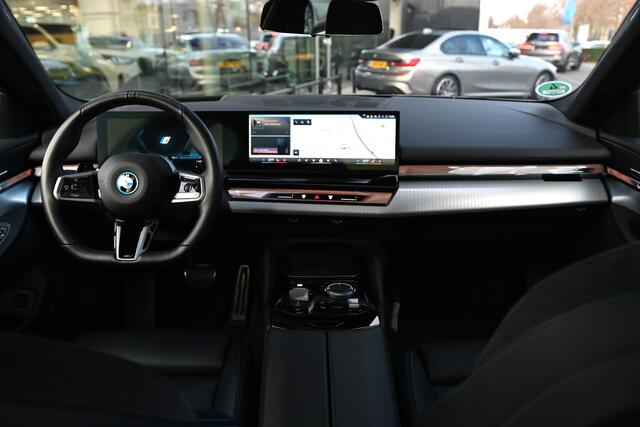 BMW 5-SERIE 550e xDrive High Executive M Sport Automaat / Panoramadak / Adaptief onderstel professional / Adaptieve LED / Parking Assistant Plus / Harman-Kardon / Stoelverwarming