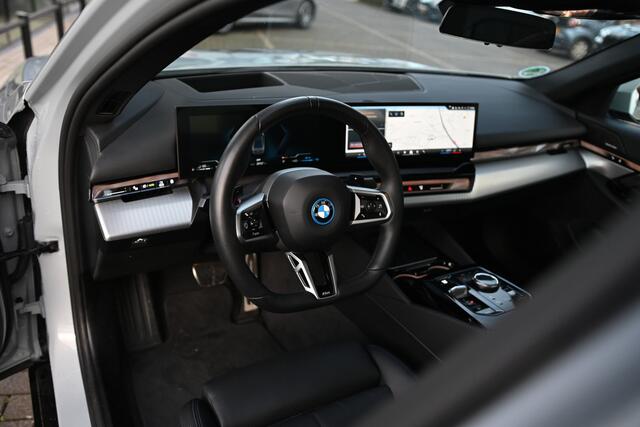 BMW 5-SERIE 550e xDrive High Executive M Sport Automaat / Panoramadak / Adaptief onderstel professional / Adaptieve LED / Parking Assistant Plus / Harman-Kardon / Stoelverwarming