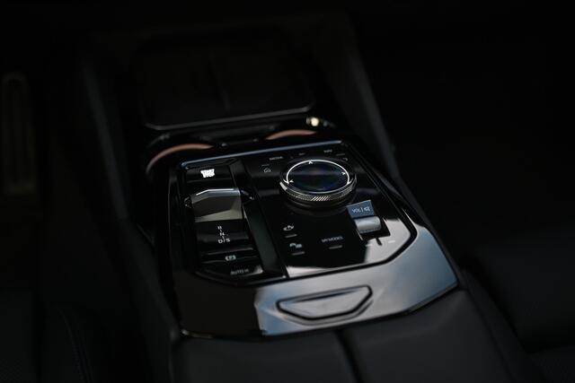 BMW 5-SERIE 550e xDrive High Executive M Sport Automaat / Panoramadak / Adaptief onderstel professional / Adaptieve LED / Parking Assistant Plus / Harman-Kardon / Stoelverwarming