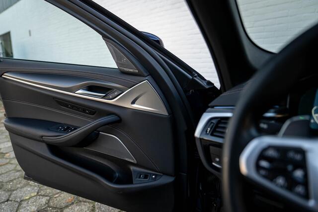 BMW 5-SERIE Touring 530e xDrive M-Sport 4-Wielsturing Massage Laser
