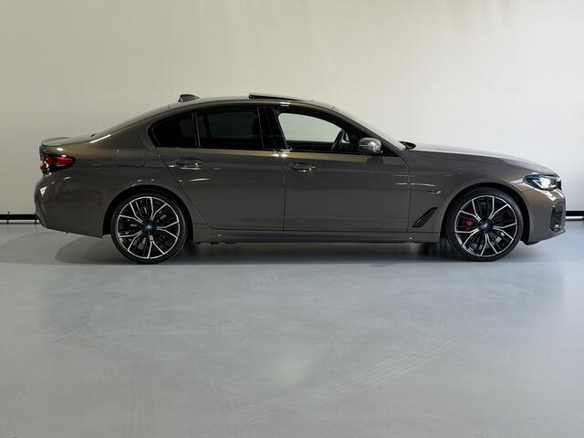 BMW 5-SERIE 530e M SPORT EDITION PLUS Schuifdak / Head Up / Leder / Laser