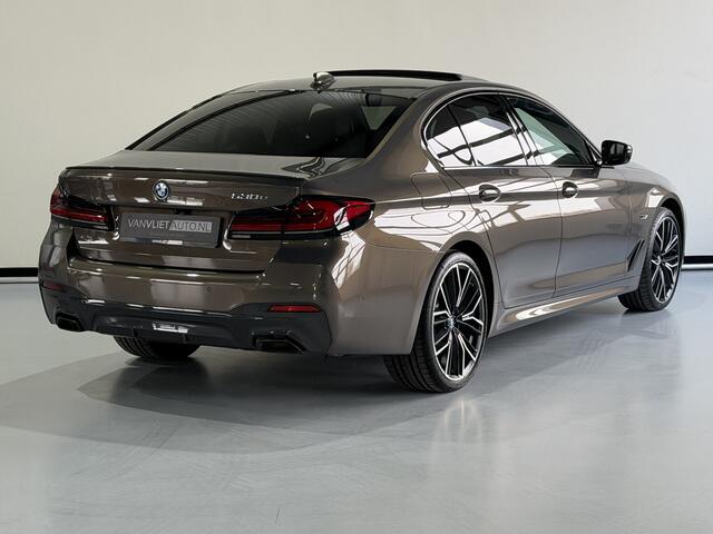 BMW 5-SERIE 530e M SPORT EDITION PLUS Schuifdak / Head Up / Leder / Laser