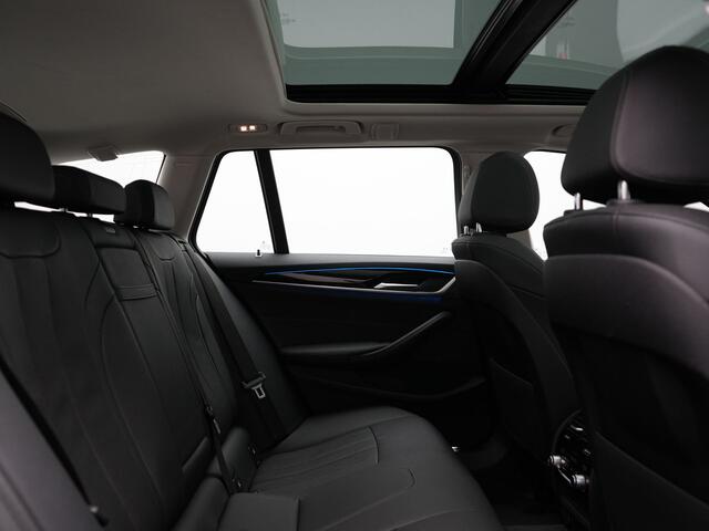 BMW 5-SERIE Touring 530e Sportline Plug In Hybrid 293pk Dealer O.H. PHEV | Panodak | Head Up | Adaptive Cruise | Laser LED | Lederen Sportstoelen Verwarmd | Apple Carplay | Sfeerverlichting | Navigatie | Virtual | Keyless | Blis | DAB |