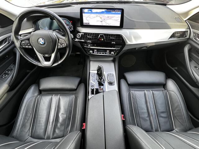 BMW 5-SERIE 5er-Reihe 530e xDrive Touring Luxury Line Automaat / Dealer onderhouden / Laser light / Leder / Elektrische trekhaak 1.700 kg / Elektrische (massage) stoelen / Camera 360° / HUD / Elektrische klep / Panorama schuifdak / Adaptief onderstel / Stuur- en sto