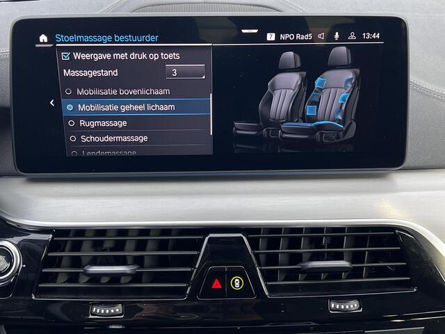 BMW 5-SERIE 5er-Reihe 530e xDrive Touring Luxury Line Automaat / Dealer onderhouden / Laser light / Leder / Elektrische trekhaak 1.700 kg / Elektrische (massage) stoelen / Camera 360° / HUD / Elektrische klep / Panorama schuifdak / Adaptief onderstel / Stuur- en sto