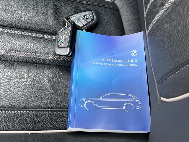 BMW 5-SERIE 5er-Reihe 530e xDrive Touring Luxury Line Automaat / Dealer onderhouden / Laser light / Leder / Elektrische trekhaak 1.700 kg / Elektrische (massage) stoelen / Camera 360° / HUD / Elektrische klep / Panorama schuifdak / Adaptief onderstel / Stuur- en sto