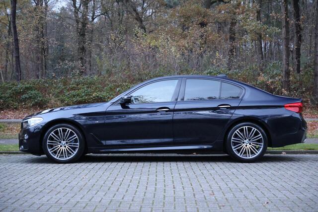 BMW 5-SERIE 540i High Executive M-Sport | HUD | Keyless | Hifi | elktr. trekhaak | Navi Pro | Adap onderstel | Soft close | Comfort stoel + memory | Driving asssistent | Etc.
