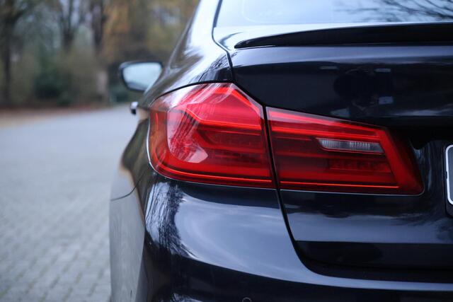 BMW 5-SERIE 540i High Executive M-Sport | HUD | Keyless | Hifi | elktr. trekhaak | Navi Pro | Adap onderstel | Soft close | Comfort stoel + memory | Driving asssistent | Etc.