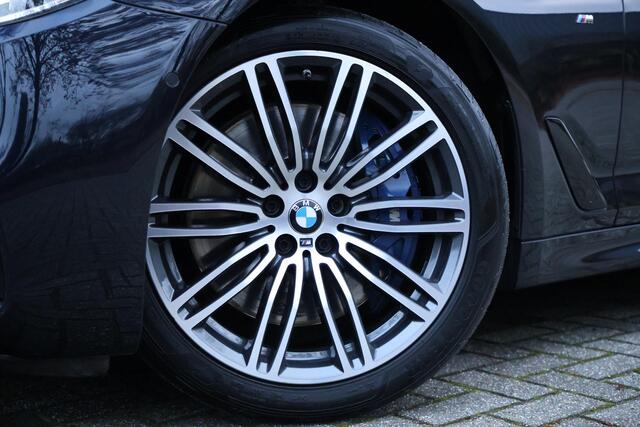 BMW 5-SERIE 540i High Executive M-Sport | HUD | Keyless | Hifi | elktr. trekhaak | Navi Pro | Adap onderstel | Soft close | Comfort stoel + memory | Driving asssistent | Etc.