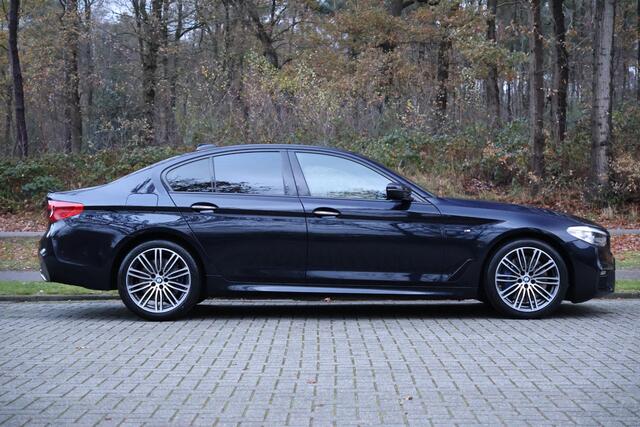 BMW 5-SERIE 540i High Executive M-Sport | HUD | Keyless | Hifi | elktr. trekhaak | Navi Pro | Adap onderstel | Soft close | Comfort stoel + memory | Driving asssistent | Etc.