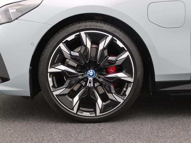 BMW 5-SERIE Touring 540d xDrive M Sportpakket Pro | Innovation Pack | Driving Assist Prof | Harman-Kardon | Panoramadak | 20"