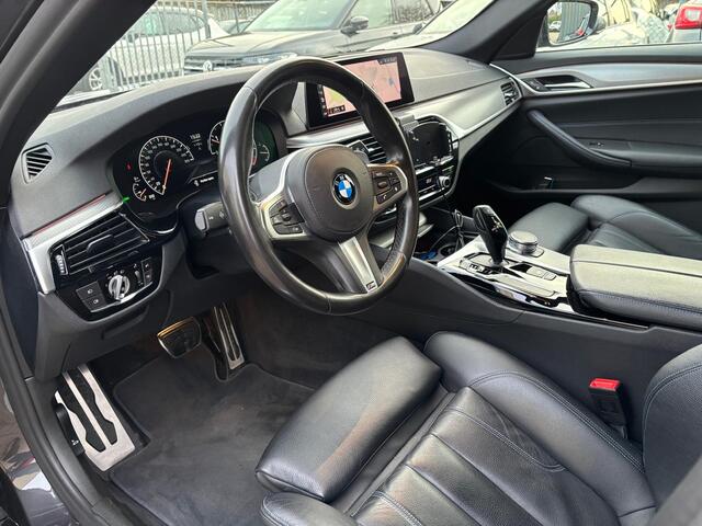 BMW 5-SERIE Touring 520d M-Sport / LED / Navi / Leder / Cam