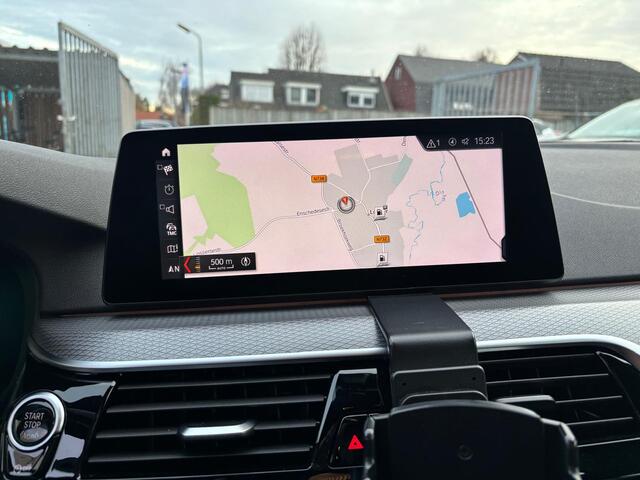 BMW 5-SERIE Touring 520d M-Sport / LED / Navi / Leder / Cam