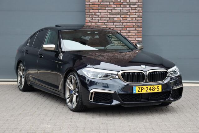 BMW 5-SERIE M550d xDrive High Executive | Schuifdak | Bowers&Wilkins | ACC | Trekhaak | Entertainment Achter | Parfumering | Stoelventilatie | HUD | Massage | Standverwarming | Zonnerollo's | Display Key | Aerodynamicapakket |