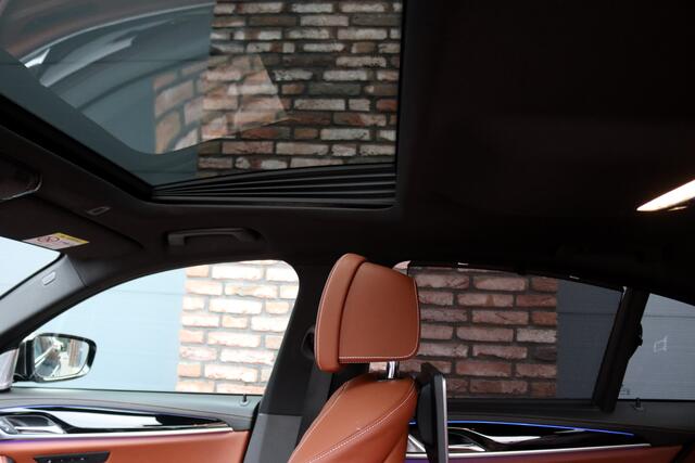 BMW 5-SERIE M550d xDrive High Executive | Schuifdak | Bowers&Wilkins | ACC | Trekhaak | Entertainment Achter | Parfumering | Stoelventilatie | HUD | Massage | Standverwarming | Zonnerollo's | Display Key | Aerodynamicapakket |