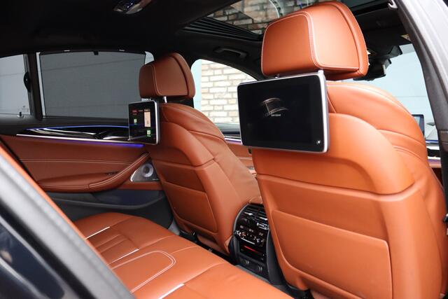 BMW 5-SERIE M550d xDrive High Executive | Schuifdak | Bowers&Wilkins | ACC | Trekhaak | Entertainment Achter | Parfumering | Stoelventilatie | HUD | Massage | Standverwarming | Zonnerollo's | Display Key | Aerodynamicapakket |