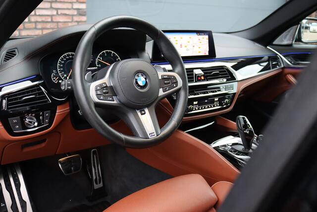 BMW 5-SERIE M550d xDrive High Executive | Schuifdak | Bowers&Wilkins | ACC | Trekhaak | Entertainment Achter | Parfumering | Stoelventilatie | HUD | Massage | Standverwarming | Zonnerollo's | Display Key | Aerodynamicapakket |