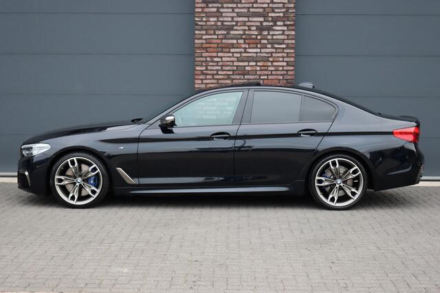 BMW 5-SERIE M550d xDrive High Executive | Schuifdak | Bowers&Wilkins | ACC | Trekhaak | Entertainment Achter | Parfumering | Stoelventilatie | HUD | Massage | Standverwarming | Zonnerollo's | Display Key | Aerodynamicapakket |