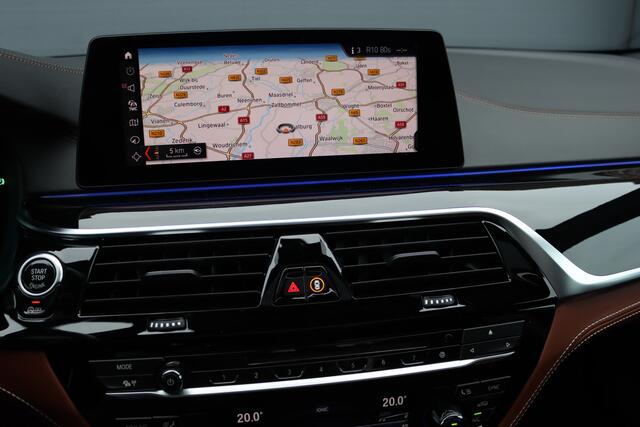 BMW 5-SERIE M550d xDrive High Executive | Schuifdak | Bowers&Wilkins | ACC | Trekhaak | Entertainment Achter | Parfumering | Stoelventilatie | HUD | Massage | Standverwarming | Zonnerollo's | Display Key | Aerodynamicapakket |