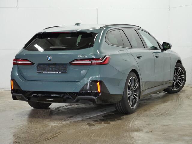 BMW 5-SERIE Touring 520i M-Sport | 19" | Panorama | Driving Assistant Plus | Harman Kardon | Trekhaak