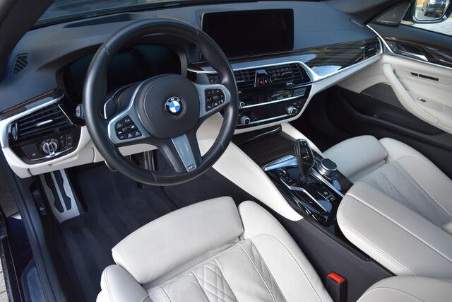 BMW 5-SERIE Touring 540i xDrive High Executive * M-Sport * Panoramadak * Laser * Stoelmassage * Softclose *