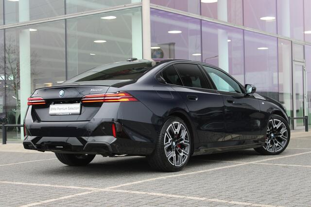 BMW 5-SERIE 550e xDrive M Sport Automaat / Panoramadak / Trekhaak / Adaptief Onderstel Professional / Bowers & Wilkins / Parking Assistant Professional / Adaptieve LED