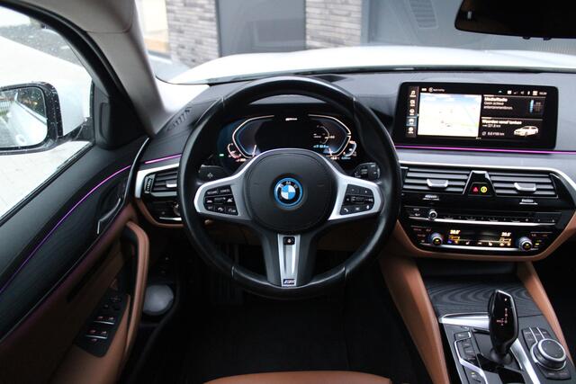 BMW 5-SERIE Touring 520e High Executive - Laser - Memory - HUD - Achteras besturing - Stoel/Stuur verwarming - ACC - Keyless - Rijklaar
