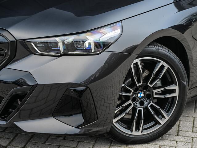 BMW 5-SERIE Touring 530e xDrive · M-Sport · Shadow Line · Panoramadak · Harman/Kardon · 360 Camera · Comfort Access · Stoel- en Stuurverwarming · Active Cruise · Ambiance · El. trekhaak