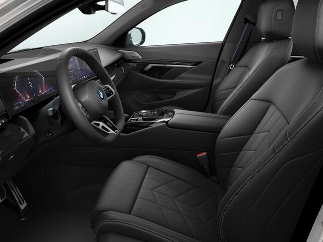 BMW 5-SERIE 550e xDrive Touring | M Sportpakket Pro | Innovation Package | Travel Pack | Comfort Pack