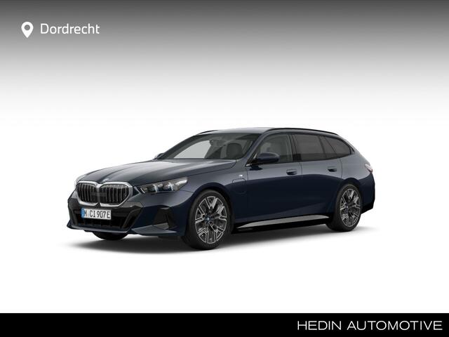 BMW 5-SERIE Touring 530e M-Sport | 20" | Trekhaak | Driving Assistant Plus | Travel Pack | Camera